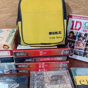 Lote Variado de CDs, Películas en VHS y Estuches - imagen 7