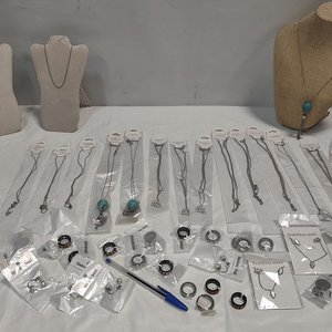 Lote anterior: Lote de 50 Piezas de Joyería Nueva en Acero Quirúrgico: Collares, Aros y Pulseras