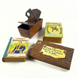 Lote anterior: Lote de 4 piezas: 2 libros "Ensayo de Historia Patria", organizador de madera y cartel "Martín Fierro"