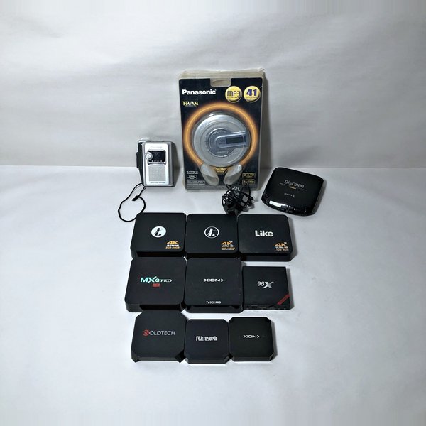 Lote de 11 Dispositivos Electrónicos: Reproductor CD Panasonic y Grabador Sony