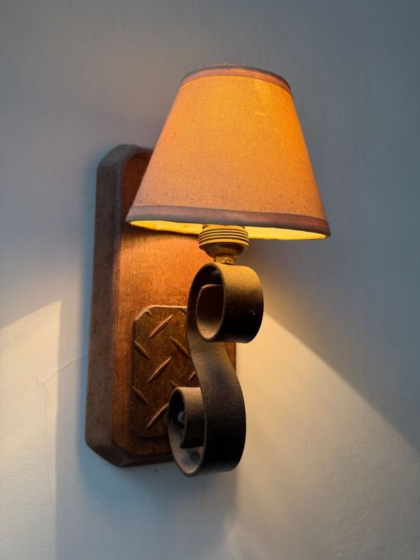 Lámpara de Pared Rústica en Madera y Hierro Forjado