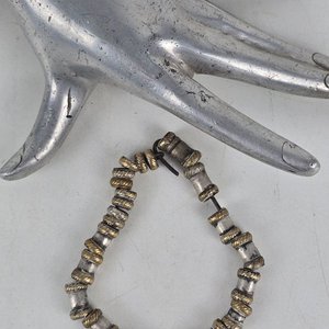 Lote siguiente: Pulsera de Platería Criolla con Detalles Dorados