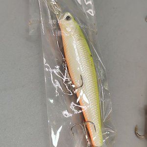 Lote de 3 Señuelos de Pesca Tipo Minnow con Babero y Anzuelos - imagen 10