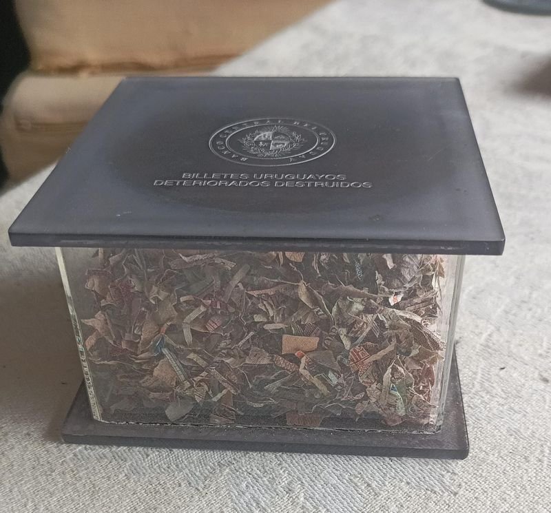 Lote siguiente: Caja original del Banco central del Uruguay con billetes antiguos fuera de circulación