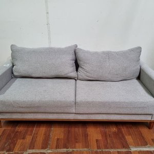 Lote siguiente: Sofá de 2 Cuerpos Moderno en Tela Gris Jaspeada con Patas de Madera
