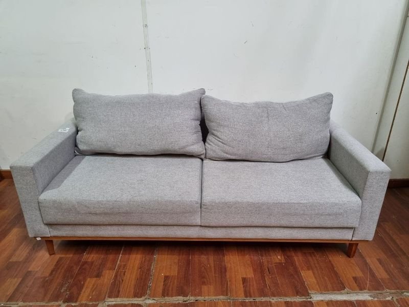 Sofá de 2 Cuerpos Moderno en Tela Gris Jaspeada con Patas de Madera