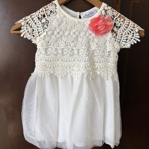 Vestido Blanco Niña Nicole Miller Talla 24M con Encaje y Flor Coral - imagen 2