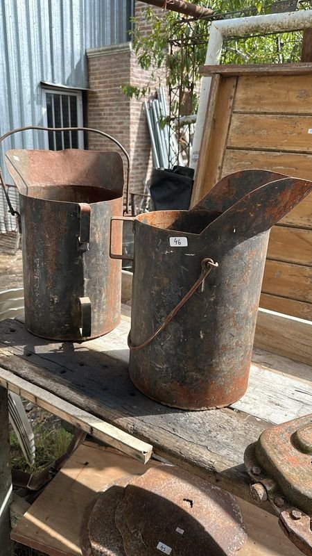 Lote anterior: Recipiente con azas de metal