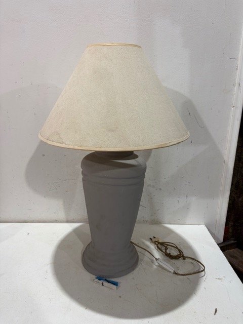 Lámpara de mesa grande gris con pantalla