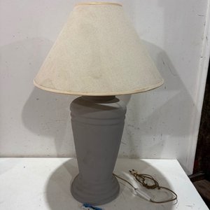 Lote siguiente: Lámpara de mesa grande gris con pantalla