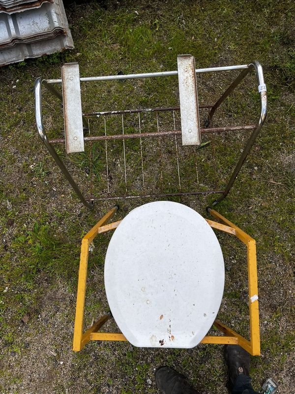 Silla de Baño para Discapacitados con Estructura Metálica y Asiento Blanco