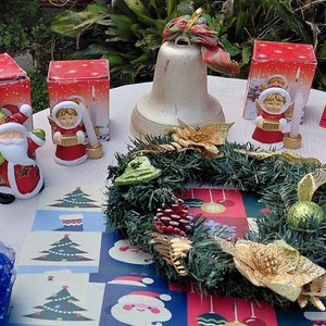 Lote de Artículos Navideños: Adornos, Muñecos y Decoración Festiva - imagen 3