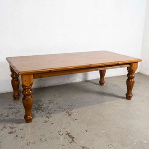 Lote siguiente: Mesa de Comedor Grande de Pino con Patas Torneadas