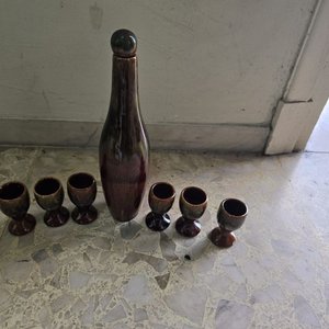 Juego de 6 Copitas y Botella Decorativa Marrón Brillante - imagen 2