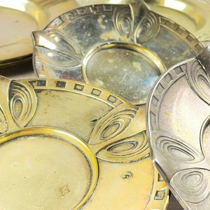 Lote de 11 Platillos Metálicos Decorativos Estilo Art Nouveau - imagen 4
