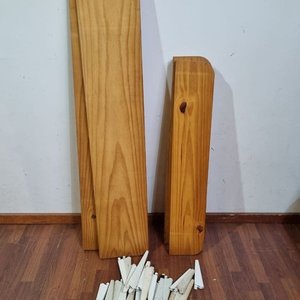 Lote siguiente: Estantería Desarmada en Madera Clara con Soportes Metálicos Blancos