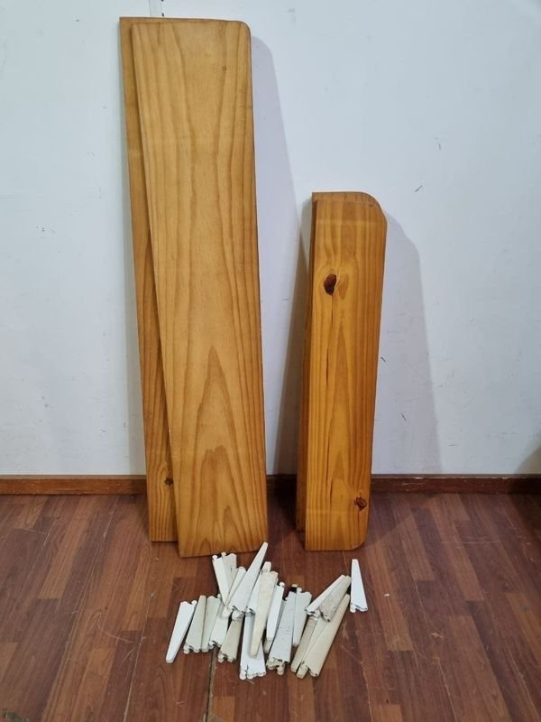 Estantería Desarmada en Madera Clara con Soportes Metálicos Blancos