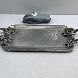 Lote siguiente: Fuente Rectangular de Aluminio Grueso con Asas Decorativas de Hojas