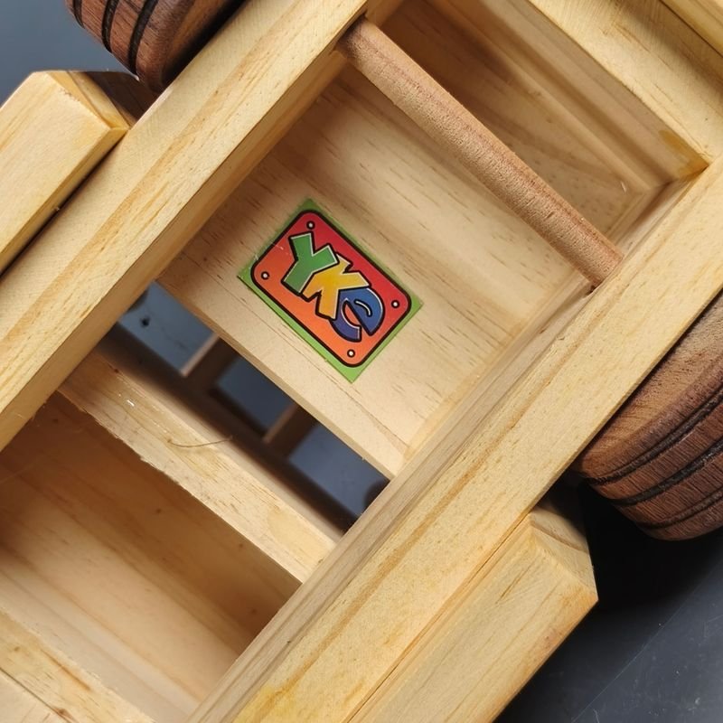 Camión de madera Montessori YKE ind. Uruguaya - imagen 9
