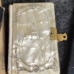 Lote de 7 piezas religiosas: Sagrado Corazón, Virgen de la Medalla Milagrosa, libros y más - imagen 7