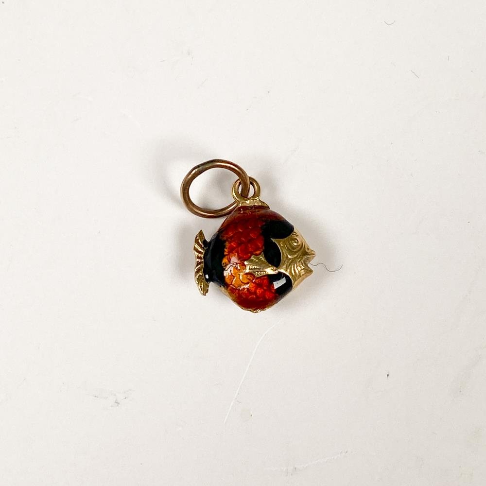 Colgante de Oro 18k y Esmalte con Diseño de Pez