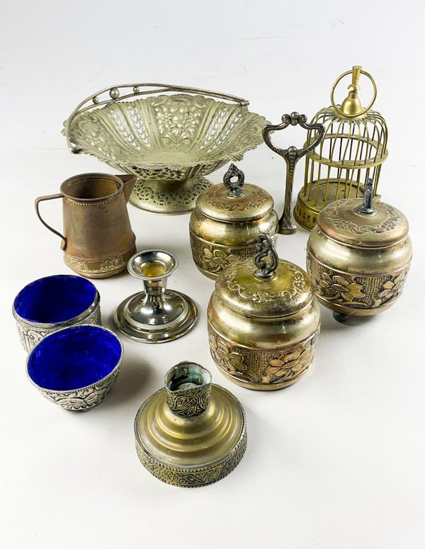 Lote siguiente: Colección de objetos antiguos y decorativos