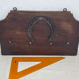 Llavero Decorativo de Herradura y Herrajes en Madera - imagen 1