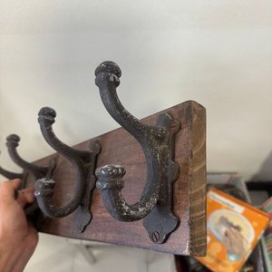 Perchero de Madera con Ganchos de Hierro Forjado - imagen 2