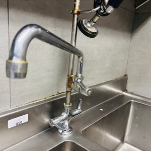 Mesada de Acero Inoxidable con Doble Bacha, Grifería Profesional y Estante Escurridor - imagen 9