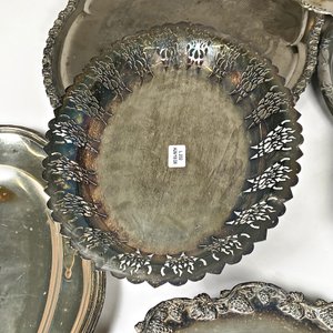 Lote de 9 Bandejas y Centros de Mesa Metálicos con Diseños Repujados - imagen 2