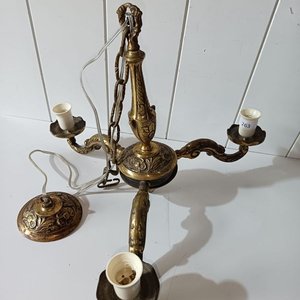 Lote anterior: Araña de Bronce Antigua con 3 Picos y Detalles Ornamentales