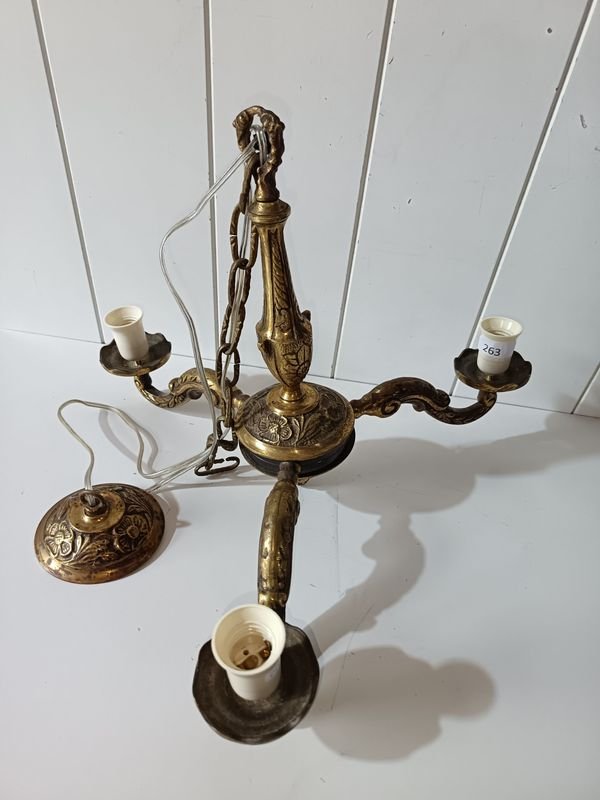 Araña de Bronce Antigua con 3 Picos y Detalles Ornamentales