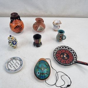 L 037 - Varias Piezas - Lote de pequeñas piezas de ceramica y barro con diseños artesanales, ideal para decoracion (El lote incluye una olla con asas, un - imagen 1