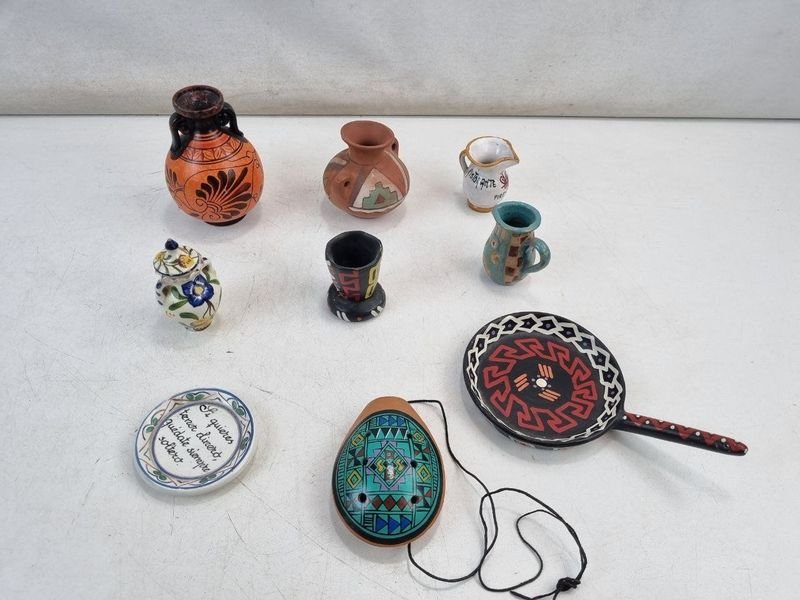 L 037 - Varias Piezas - Lote de pequeñas piezas de ceramica y barro con diseños artesanales, ideal para decoracion (El lote incluye una olla con asas, un