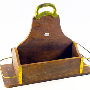 Lote siguiente: Revistero de Madera con Asas y Detalles en Bronce