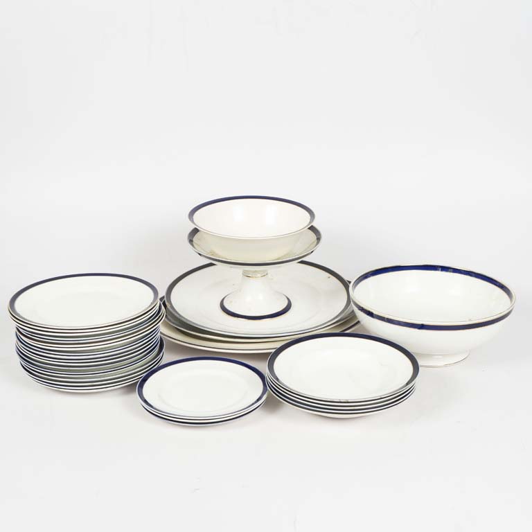 31 Piezas de loza inglesa Alfred Meakin - Bleu de Roi, fondo blanco con borde azul y dorado. 2 platos hondos con fisura, piezas manchadas, 4 platos llanos con cascadura - Medidas: Plato llano: 23,5cm