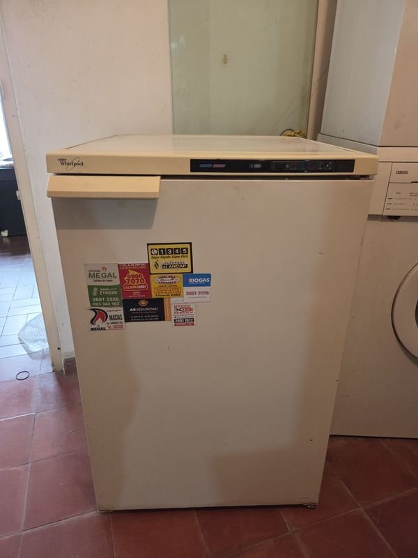 Lote siguiente: Congelador Wirlpool en funcionamiento. 65x65x85