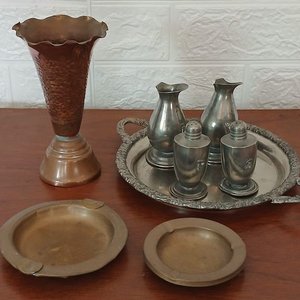 Lote anterior: Juego de Ceniceros, Florero y Especieros de Metal