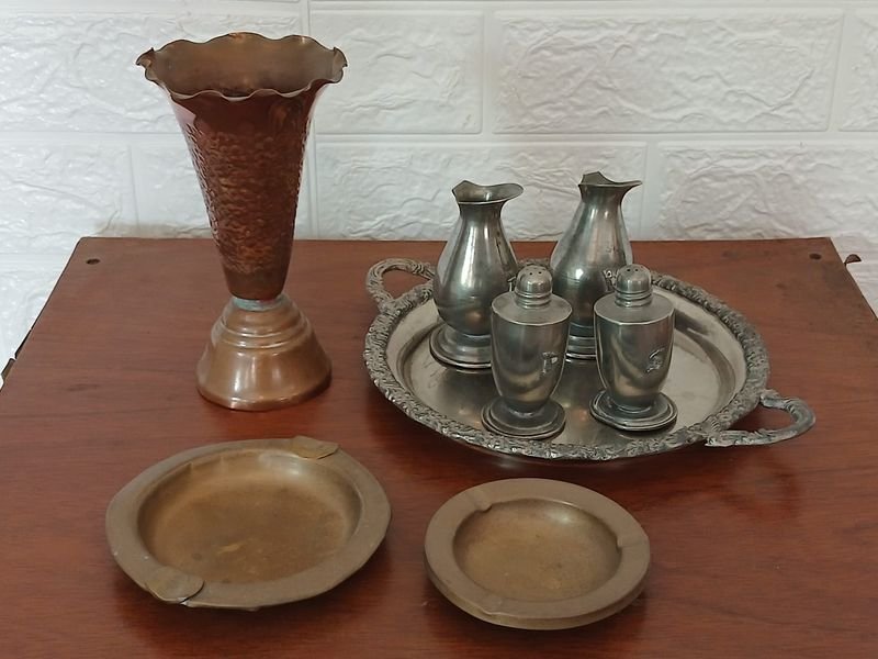 Juego de Ceniceros, Florero y Especieros de Metal