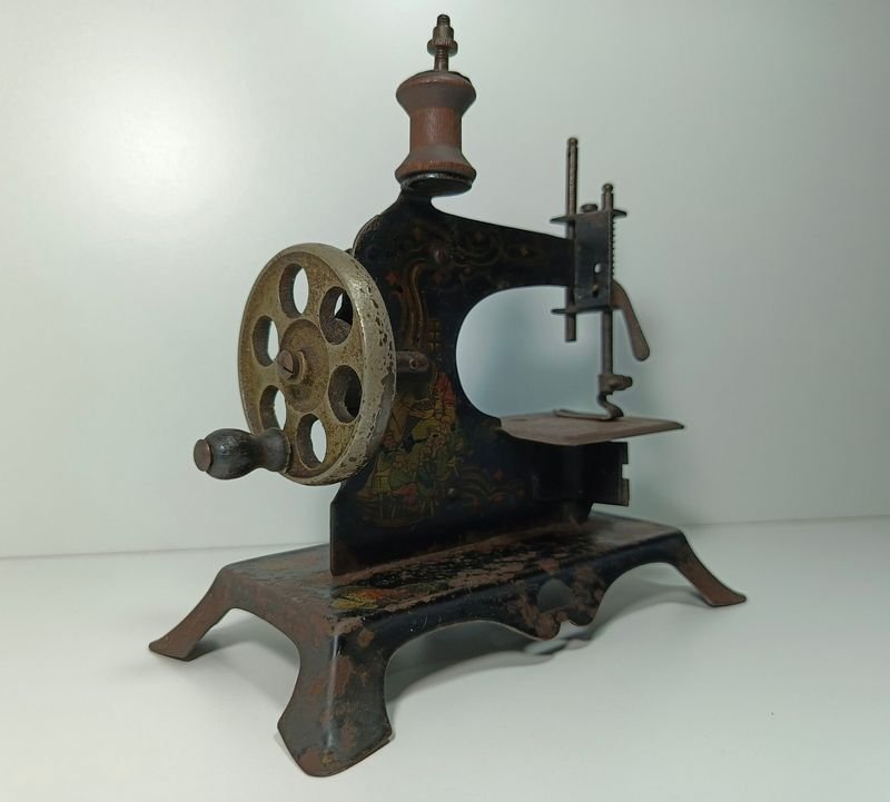 Lote siguiente: Máquina de coser antigua para niños y aprendices
