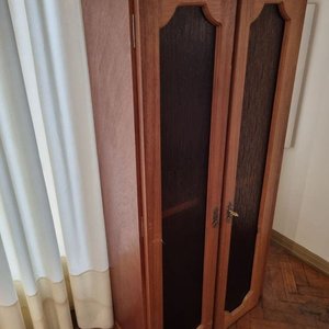 Vitrina Esbelta de Madera con Puertas de Vidrio Ahumado y Tiradores Metálicos - imagen 3