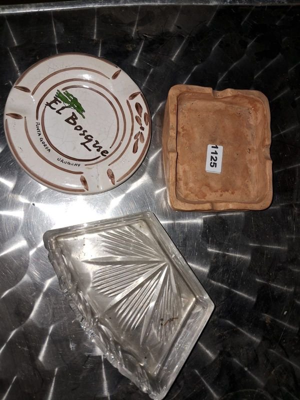 Lote siguiente: Juego de ceniceros de cerámica y vidrio