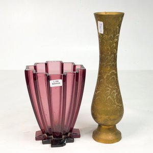 Lote siguiente: Florero Rubí y Jarrón Dorado con Grabados