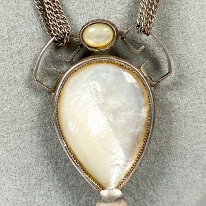 Elegante Cadena de Plata con Colgante de Nácar y Detalles Geométricos - imagen 3