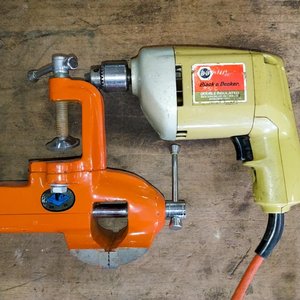 Taladro Black & Decker y Morsa Naranja - imagen 1