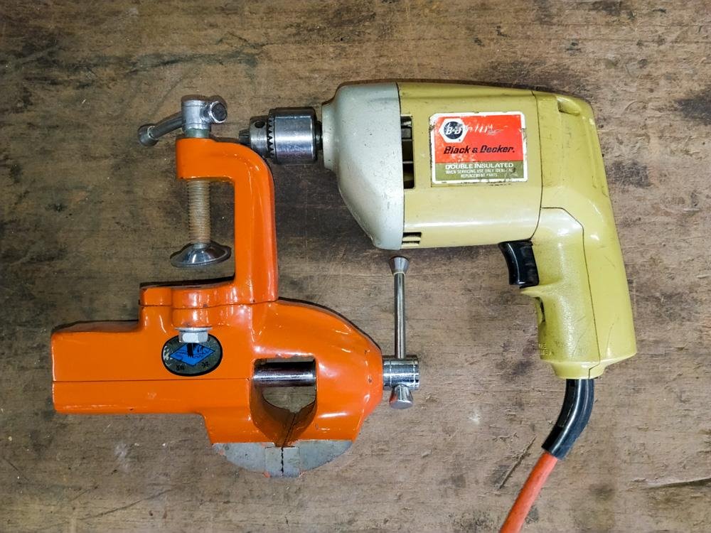 Taladro Black & Decker y Morsa Naranja
