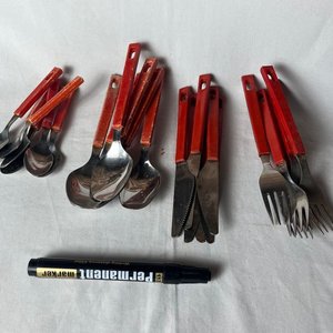 Juego de Cubiertos Vintage con Mangos Rojos - imagen 1