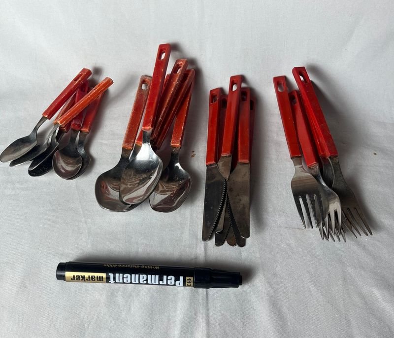 Juego de Cubiertos Vintage con Mangos Rojos