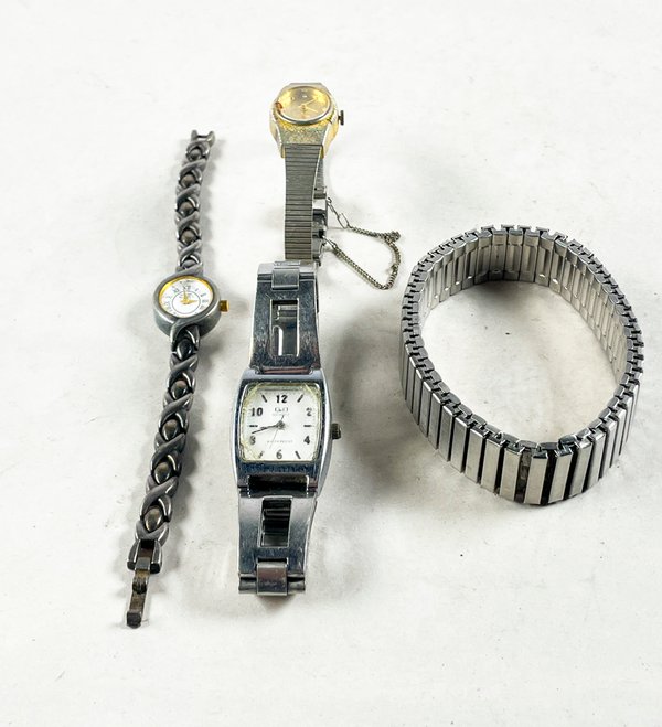 Lote de Cuatro Relojes de Pulsera y Pulseras - imagen 1
