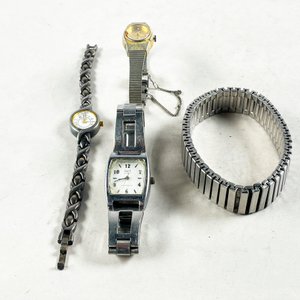 Lote siguiente: Lote de Cuatro Relojes de Pulsera y Pulseras